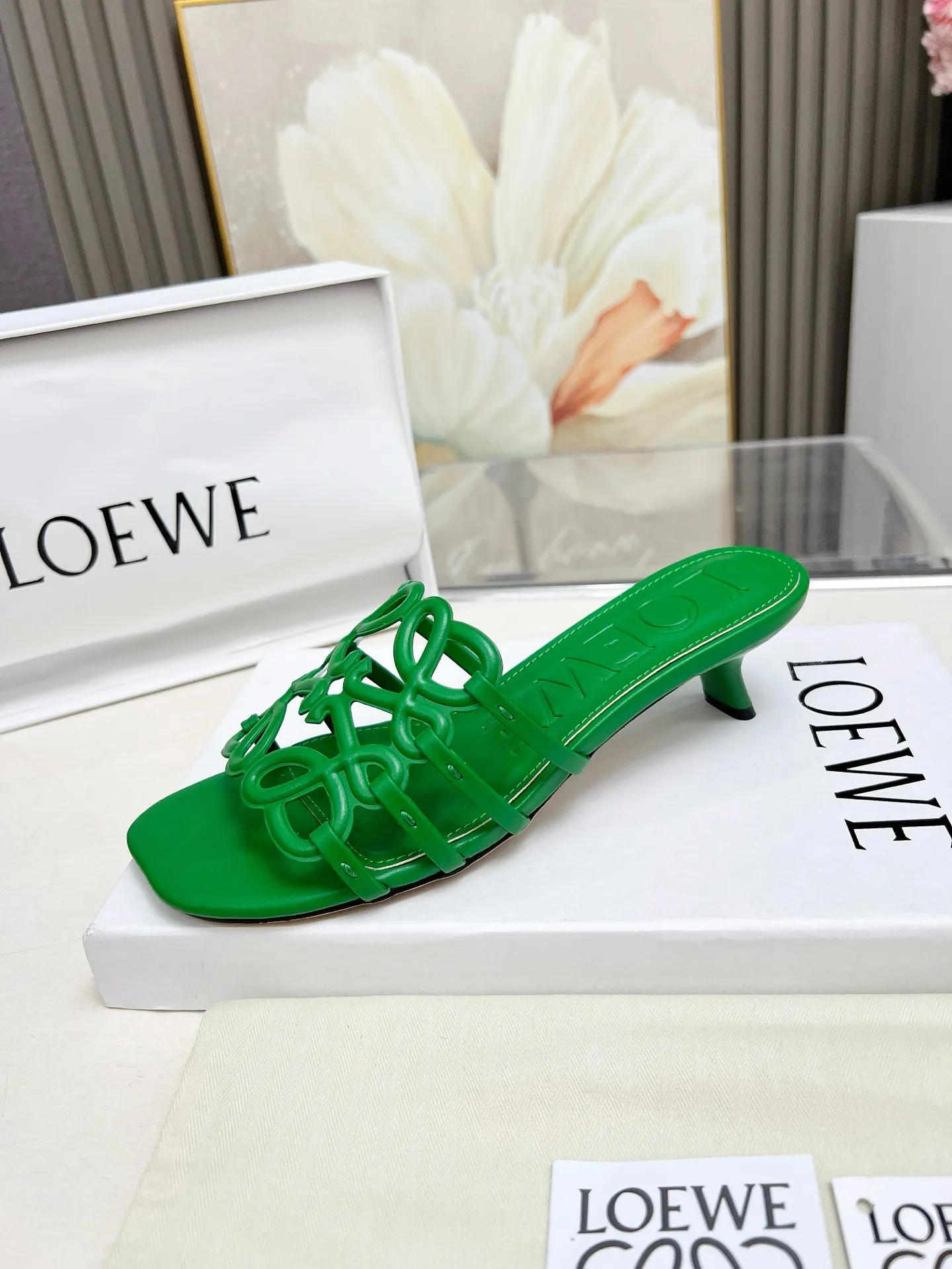 👟👟Ex-factory price 500👟👟 LOEWE 2025 SS summer limited edition hollow slippers, it is a very comprehensive noble fashion brand, highly recommended to all little fairies.   1⃣️Material: Imported cowhide 2⃣️Inner lining: Imported Italian lambskin, super soft and delicate 3⃣️Outsole: Imported Italian original original color genuine leather outsole Heel height 4.5 4⃣️Code number: 35 to 39 (40.41.42.43. Customized)